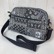 【OneSize ブラック系】 Chums ( チャムス ) リサイクルスモールトラペゾイドショルダー ポリエステル バッグ ストレージ ショルダーバッグ z00053165 ショルダーバッグ バッグ ストレージ