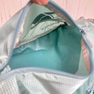 Montbell Cha-Cha Pack 30 女款，浅蓝色，均码，蓝色。这款轻质尼龙收纳背包容量为 30 升至 54 升。（产品编号：z00053012）