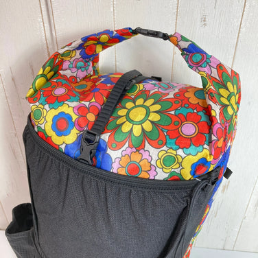 【S レッド系】 LiteAF（ライトエーエフ） プリンテッド ダイニーマ 20L カーブ フレームレス PRINTED DYNEEMA 20L CURVE FRAMELESS GROOVY BLOOMS バッグ ストレージ バックパック デイパック - 【公式】2ndGEAR（セカンドギア）Webショップ【登山用品・アウトドア用品専門 買取販売店】