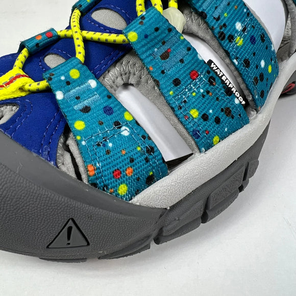 【Unisex 27.0cm ブルー系】 Keen ( キーン ) NEW PORT RETRO × FUJI ROCK FESTIVAL 2023（フジロック）コラボモデル サンダル 1028138 MULTI/SURF THE WEB z00055281 MULTI/SU