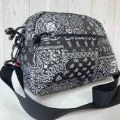 【OneSize ブラック系】 Chums ( チャムス ) リサイクルスモールトラペゾイドショルダー ポリエステル バッグ ストレージ ショルダーバッグ z00053165  ショルダーバッグ バッグ ストレージ