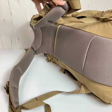 均码米色Mystery Ranch Sweet Pea Coyote尼龙收纳背包，容量30L-54L（z00052720）