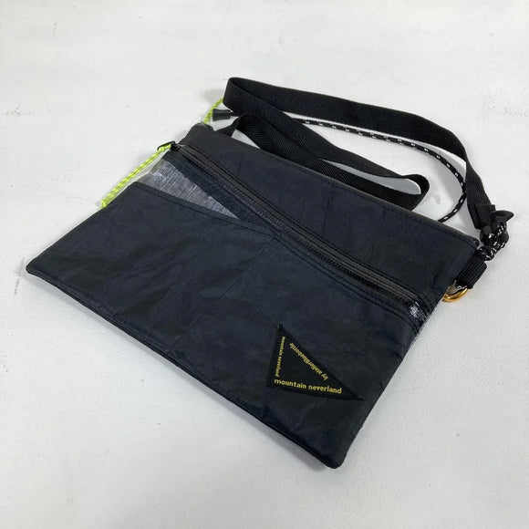 【OneSize ブラック系】 Atelier Blue Bottle ( アトリエブルーボトル ) ハイカーズ サコッシュ 02 ウィズ ジップ ポケット Hiker'S Sacoche 02 (With Zip Pocket) X-Pac ダイニーマ Dcf 入 - 【公式】2ndGEAR（セカンドギア）Webショップ【登山用品・アウトドア用品専門 買取販売店】