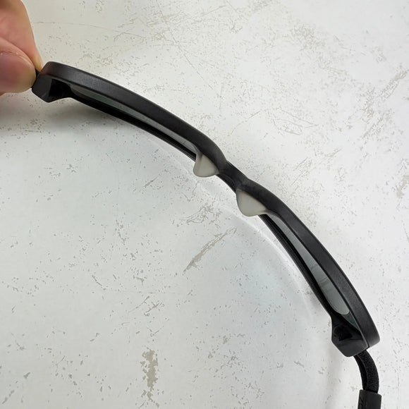 【OneSize ブラック系】 Ombraz（オンブラズ） レッジェーロ アームレスサングラス LEGGERO Armless Sunglasses ウェア ウェア小物 アイウェア サングラス z00058740  サングラス アイウェア ウェア小物 ウェア