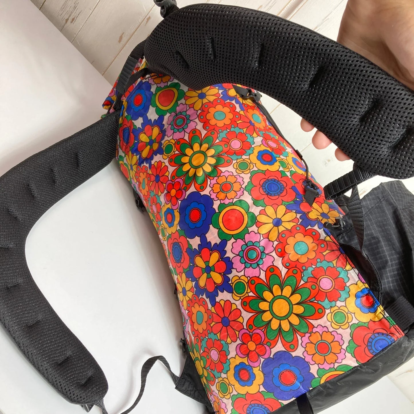 【S レッド系】 LiteAF（ライトエーエフ） プリンテッド ダイニーマ 30L カーブ フレームレス PRINTED DYNEEMA 30L CURVE FRAMELESS GROOVY BLOOMS バッグ ストレージ バックパック 容量【30L