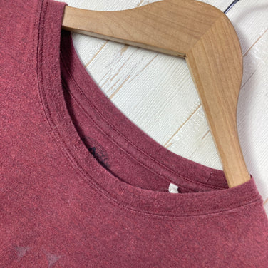 【Men's M ワインレッド系】 Prana ( プラナ ) トライアングル グラフィック ティー Triangle Graphic Tee ウェア トップス インナー シャツ ショートスリーブTシャツ クルーネック 化繊 z00059897  化繊 ショートスリーブ