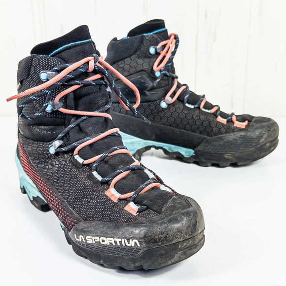 【Women's 25.5cm ブラック系】 La Sportiva ( ラ・スポルティバ ) エクイリビウム ST ゴアテックス ウーマン AEQUILIBRIUM ST GTX WOMAN ブラック×ハイビスカス / K00P02 フットウェア トレッキングブーツ z0005