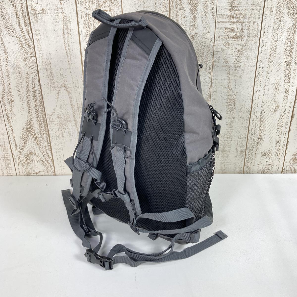 【OneSize グレー系】 And Wander ( アンドワンダー ) ペ/コ 20L デイパック Pe/Co 20L Daypack バックパック 574-3975008 Grey デイパック 容量【～29L】 バックパック バッグ ストレージ