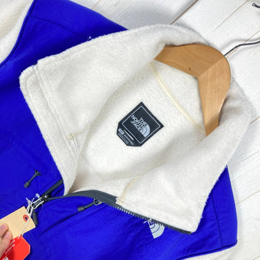 The North Face Denali 2 Jacket, Men's, Small, Blue. Discontinued and Hard to Find. Made to European and American standards. Polyester fleece outerwear. (z000539)