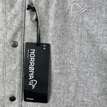 Norrona Tamok 男女通用中灰色羊毛纯色衬衫 2313 Drizzle Melange。难得一见的羊毛上衣、内衣、长袖衬衫。