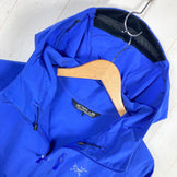 Arcteryx Sigma SL 女款中号蓝色连帽衫。已停产，难觅踪影，尼龙软壳外套。产品编号：z00053752。