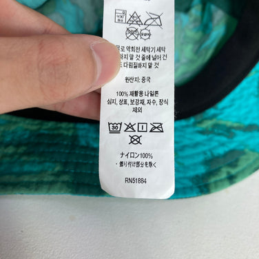 【Unisex S/M グリーン系】 2024 Patagonia ( パタゴニア ) ウェーブフェアラー バケツ ハット Wavefarer Bucket Hat WPCC / Water People Banner: Cliffs and Waves Conifer