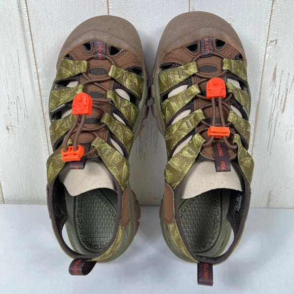 【Unisex 26.0cm カーキグリーン系】 Keen ( キーン ) NEW PORT RETRO × スモーキー・ベア（Smokey Bear）　コラボモデル サンダル 1027452 SMOKEY BEAR/MILITARY OLIVE z00055278 SMOKEY B