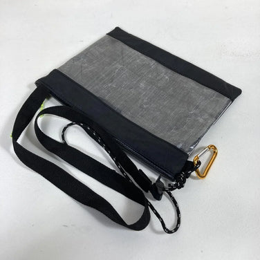 【OneSize ブラック系】 Atelier Blue Bottle ( アトリエブルーボトル ) ハイカーズ サコッシュ 02 ウィズ ジップ ポケット Hiker'S Sacoche 02 (With Zip Pocket) X-Pac ダイニーマ Dcf 入 - 【公式】2ndGEAR（セカンドギア）Webショップ【登山用品・アウトドア用品専門 買取販売店】