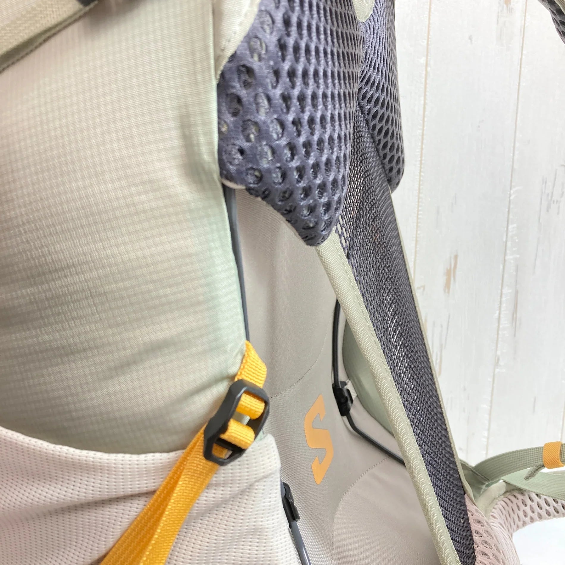 【Women's S/M ベージュ系】 Salomon ( サロモン ) エアロトレック 28 AEROTREK 28 ナイロン バッグ ストレージ バックパック デイパック 容量【～29L】 z00052566 デイパック 容量【～29L】 バックパック バッグ ストレ - 【公式】2ndGEAR（セカンドギア）Webショップ【登山用品・アウトドア用品専門 買取販売店】