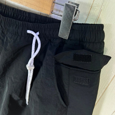 中性款 2 黑色：Mannenrou Nylon Harvest Trainer、尼龙裤、长裤、防风衣（z00053710）。