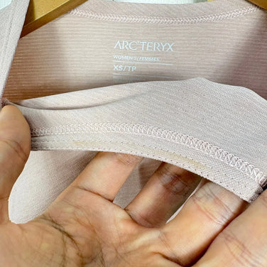【Women's XS ピンク系】 Arcteryx ( アークテリクス ) クアドラ クルーネック シャツ Quadra Crew Neck Shirt ポリエステル ウェア トップス インナー シャツ ショートスリーブTシャツ クルーネック 化繊 z00058170