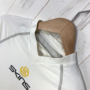 【Men's XS ホワイト系】 Skins ( スキンズ ) コンプレッション Vネック シャツ ナイロン ウェア トップス インナー シャツ ロングスリーブシャツ 化繊 z00059863  化繊 ロングスリーブシャツ インナー シャツ トップス ウェア