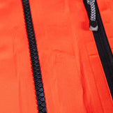 The North Face GTX Pro 夹克，男款，中号，红色。这款尼龙外套是硬壳。