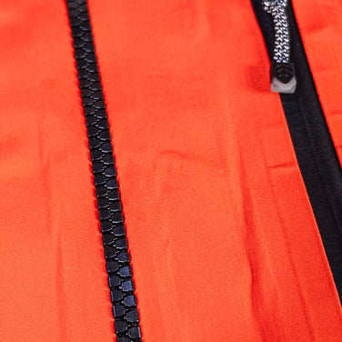 The North Face GTX Pro 夹克，男款，中号，红色。这款尼龙外套是硬壳。