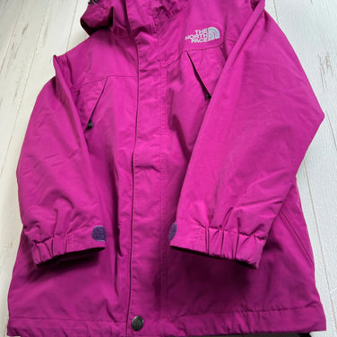 The North Face Scoop Jacket, size 120, purple, kids' size. This nylon hardshell jacket is a perfect outerwear top. Product code: z00054219.