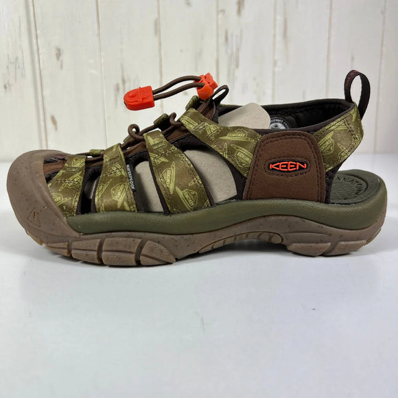 【Unisex 26.0cm カーキグリーン系】 Keen ( キーン ) NEW PORT RETRO × スモーキー・ベア（Smokey Bear）　コラボモデル サンダル 1027452 SMOKEY BEAR/MILITARY OLIVE z00055278 SMOKEY B