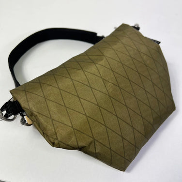 均码 Green Wanderlust Equipment Kampala 背包，橄榄色和棕色，YAMAP 独家尼龙储物袋/Sacoche 袋 (z00053600)