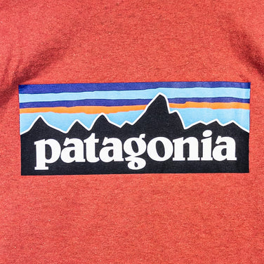【Women's S レッド系】 2023 Patagonia ( パタゴニア ) ロングスリーブ P-6ロゴ レスポンシビリティー Long-Sleeved P-6 Logo Responsibili-Tee BURD コットン ウェア トップス インナー シャツ