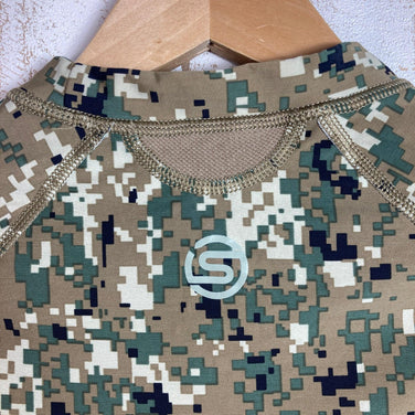 【Men's S ブラウン系】 Skins ( スキンズ ) コンプレッションアンダーシャツ デジタルカモ ナイロン ウェア トップス インナー シャツ ロングスリーブTシャツ クルーネック 化繊 z00051880 デジタルカモ 化繊 ロングスリーブTシャツ クル - 【公式】2ndGEAR（セカンドギア）Webショップ【登山用品・アウトドア用品専門 買取販売店】