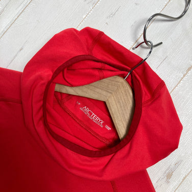 【Women's S レッド系】 Arcteryx ( アークテリクス ) ヴァーティス フーディ ウィメンズ Vertices Hoody Women's バラクラバフード ストレッチ ベースレイヤー ポリエステル ウェア トップス インナー シャツ フーディ 化繊