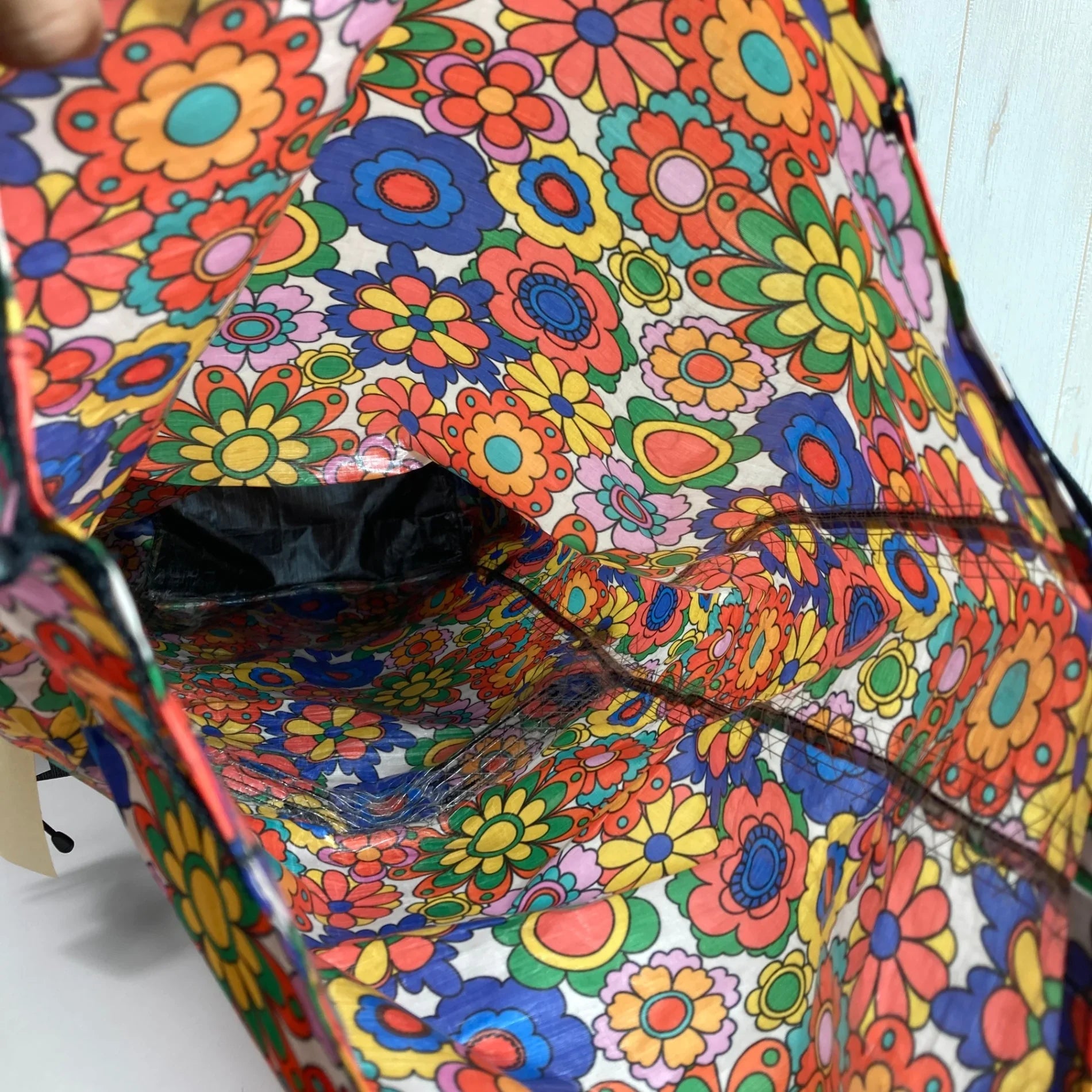 【S レッド系】 LiteAF（ライトエーエフ） プリンテッド ダイニーマ 30L カーブ フレームレス PRINTED DYNEEMA 30L CURVE FRAMELESS GROOVY BLOOMS バッグ ストレージ バックパック 容量【30L - 【公式】2ndGEAR（セカンドギア）Webショップ【登山用品・アウトドア用品専門 買取販売店】