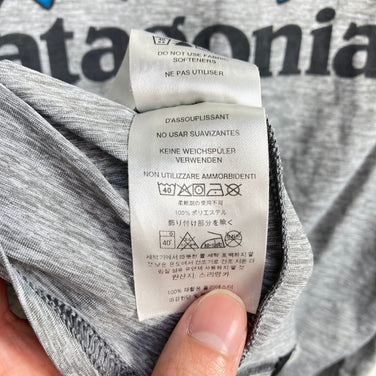 【Men's S グレー系】 2020 Patagonia ( パタゴニア ) ロングスリーブ キャプリーン クール デイリー グラフィック シャツ Long-Sleeved Capilene Cool Daily Graphic Shirt PLFE ポリエステ