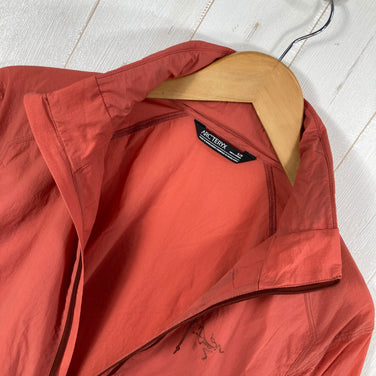 【Men's S ピンク系】 Arcteryx ( アークテリクス ) オッサ ストウフード Ossa Stowhood UPF50+ / 収納可能フード / ストレッチ ナイロン ウェア トップス アウター ジャケット ソフトシェル z00061044  ソフト