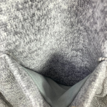 Sanseisha 男士中灰色 Caravan 针织抓绒背心。这款涤纶抓绒背心是任何造型的完美搭配。产品代码：z00054614。