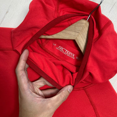 【Women's S レッド系】 Arcteryx ( アークテリクス ) ヴァーティス フーディ ウィメンズ Vertices Hoody Women's バラクラバフード ストレッチ ベースレイヤー ポリエステル ウェア トップス インナー シャツ フーディ 化繊