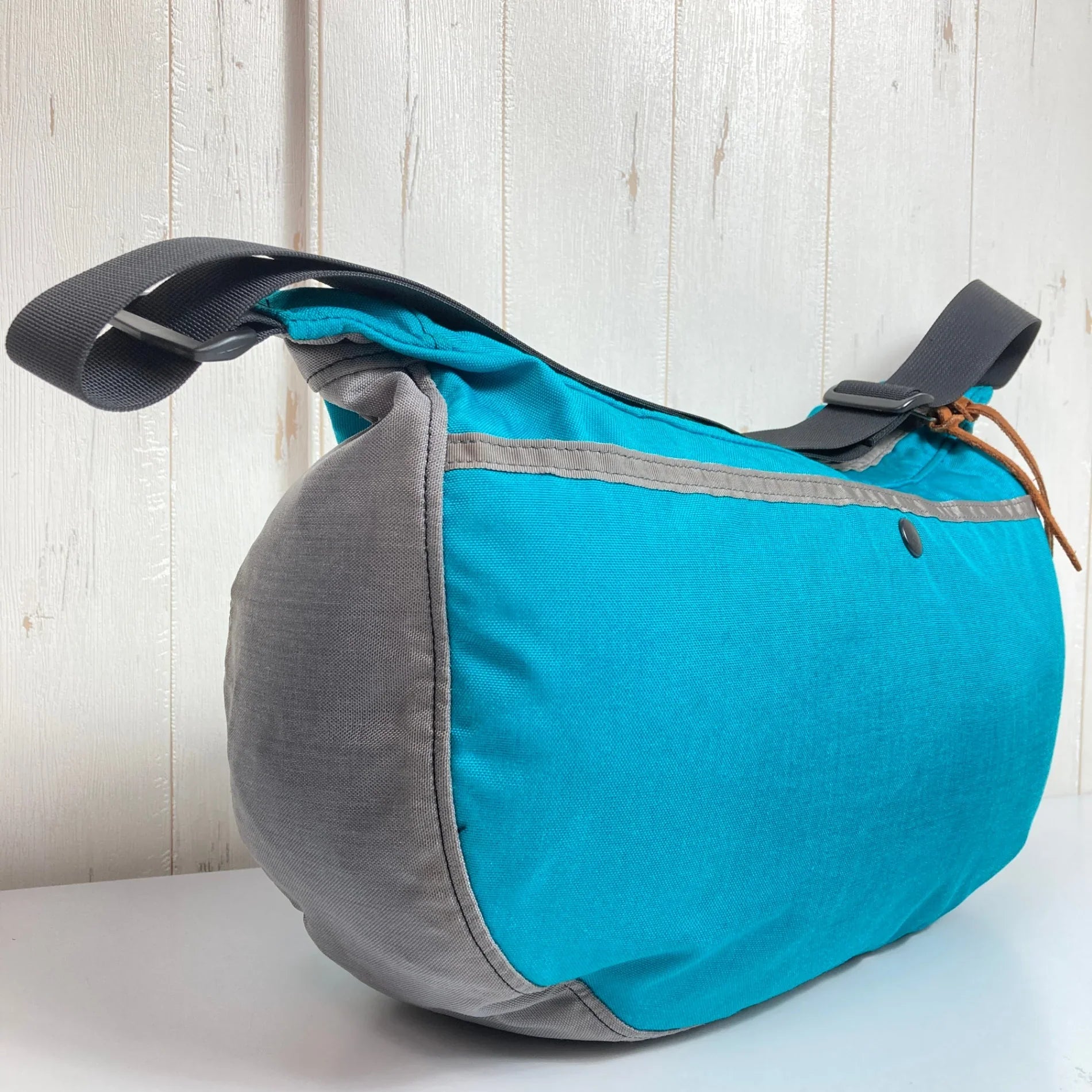 【OneSize ブルー系】 Gregory ( グレゴリー ) サッチェル Mサイズ Satchel M 銀タグ 旧タグ Turquoise｜Silver Gray クーリエバッグ ショルダーバッグ メッセンジャーバッグ バッグ ストレージ - 【公式】2ndGEAR（セカンドギア）Webショップ【登山用品・アウトドア用品専門 買取販売店】