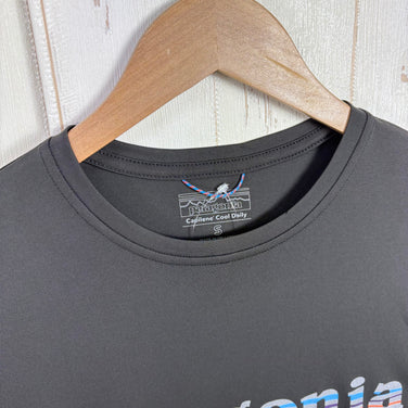 【Men's S ブラック系】 Patagonia ( パタゴニア ) キャプリーン クール デイリー グラフィック シャツ Capilene Cool Daily Graphic Shirt ポリエステル ウェア トップス インナー シャツ ショートスリーブTシャ