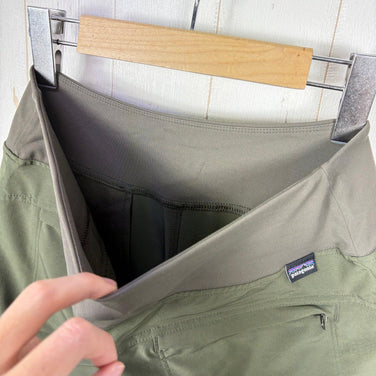 2022 Patagonia Happy Hike Studio 女款小号长裤，绿色。涤纶软壳裤 (z00055691)。