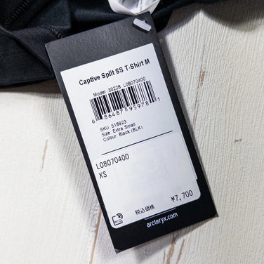 男款 XS 黑色 Arcteryx Captive Split T 恤，有机棉，短袖圆领，合成面料，上衣，汗衫