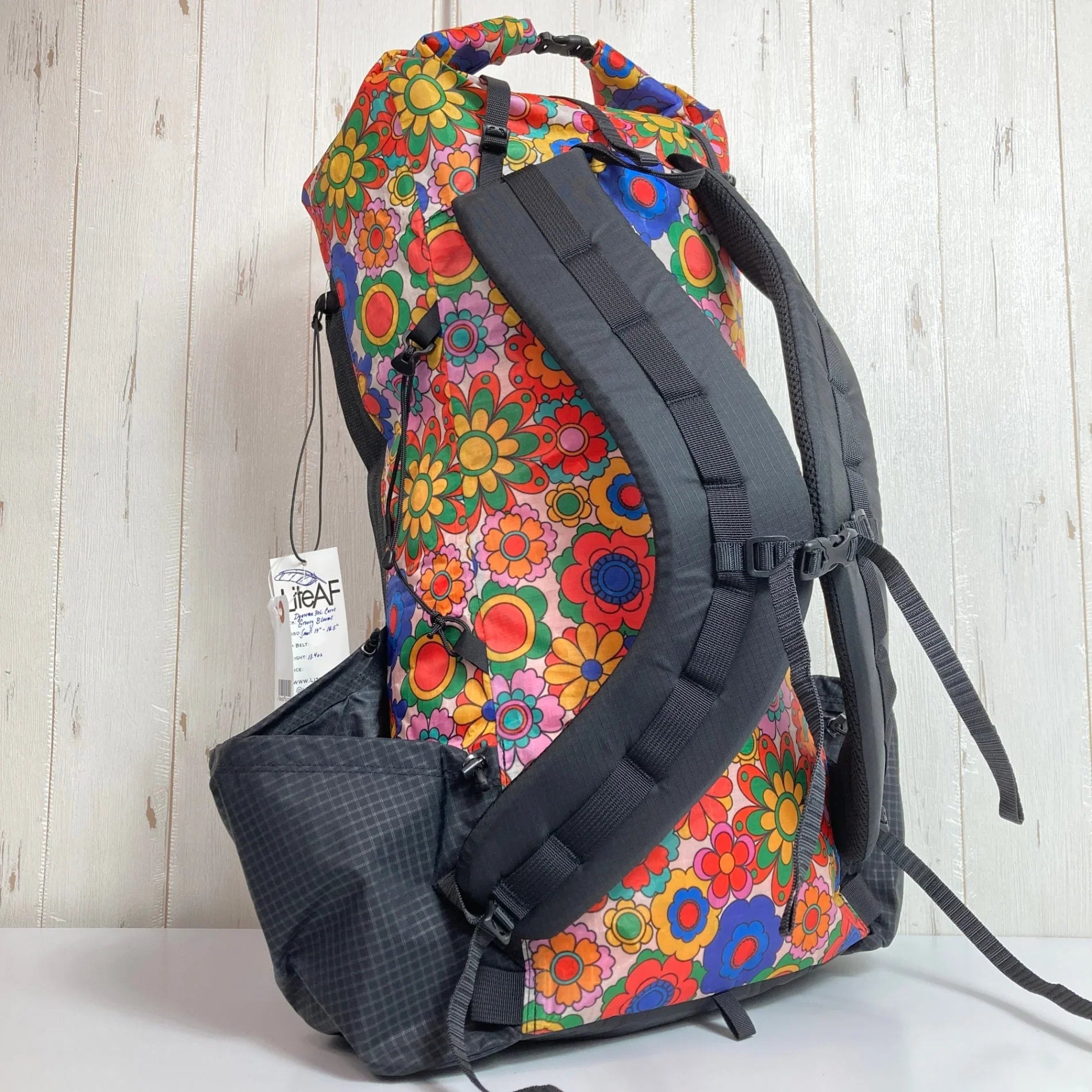 【S レッド系】 LiteAF（ライトエーエフ） プリンテッド ダイニーマ 30L カーブ フレームレス PRINTED DYNEEMA 30L CURVE FRAMELESS GROOVY BLOOMS バッグ ストレージ バックパック 容量【30L - 【公式】2ndGEAR（セカンドギア）Webショップ【登山用品・アウトドア用品専門 買取販売店】