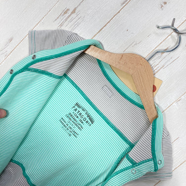 【Baby's 18M グリーン系】 Patagonia ( パタゴニア ) オーガニックコットン ストライプ ロンパース Organic Cotton Stripe Romper オーガニックコットン ウェア オールインワン つなぎ z00059876  オールインワン