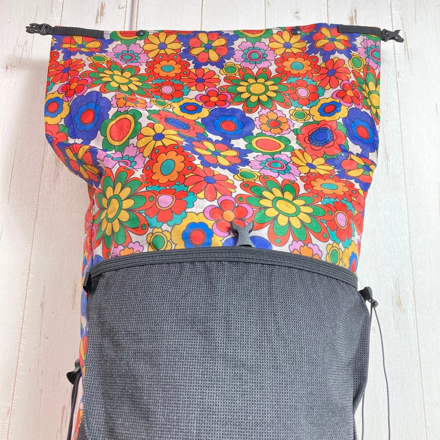 【S レッド系】 LiteAF（ライトエーエフ） プリンテッド ダイニーマ 30L カーブ フレームレス PRINTED DYNEEMA 30L CURVE FRAMELESS GROOVY BLOOMS バッグ ストレージ バックパック 容量【30L