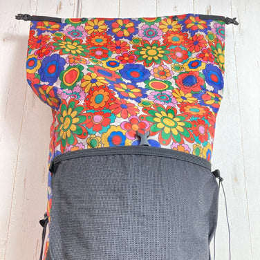 【S レッド系】 LiteAF（ライトエーエフ） プリンテッド ダイニーマ 30L カーブ フレームレス PRINTED DYNEEMA 30L CURVE FRAMELESS GROOVY BLOOMS バッグ ストレージ バックパック 容量【30L - 【公式】2ndGEAR（セカンドギア）Webショップ【登山用品・アウトドア用品専門 買取販売店】