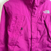The North Face Scoop Jacket, size 120, purple, kids' size. This nylon hardshell jacket is a perfect outerwear top. Product code: z00054219.
