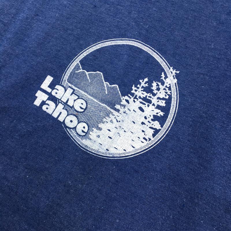 【Men's XS ネイビー系】 Hanes ヘインズ Lake Tahoe スーベニア Tシャツ 50/50 コットンポリ ビンテージ 希少なアウトドアTシャツ International Men's  コットン ショートスリーブTシャツ クルーネック インナー シ