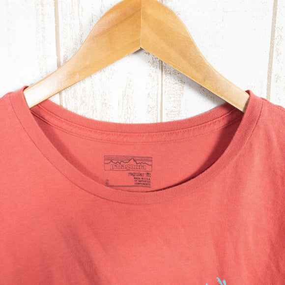 【Women's S レッド系】 2016 Patagonia ( パタゴニア ) パタロハ サイン Tシャツ Pataloha Sign T-Shirt SUMR オーガニックコットン ウェア トップス インナー シャツ ショートスリーブTシャツ クルーネック 化繊 - 【公式】2ndGEAR（セカンドギア）Webショップ【登山用品・アウトドア用品専門 買取販売店】