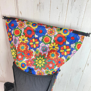 【S レッド系】 LiteAF（ライトエーエフ） プリンテッド ダイニーマ 20L カーブ フレームレス PRINTED DYNEEMA 20L CURVE FRAMELESS GROOVY BLOOMS バッグ ストレージ バックパック デイパック - 【公式】2ndGEAR（セカンドギア）Webショップ【登山用品・アウトドア用品専門 買取販売店】