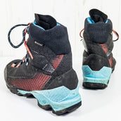 【Women's 25.5cm ブラック系】 La Sportiva ( ラ・スポルティバ ) エクイリビウム ST ゴアテックス ウーマン AEQUILIBRIUM ST GTX WOMAN ブラック×ハイビスカス / K00P02 フットウェア トレッキングブーツ z0005