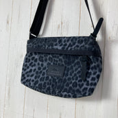【Unisex OneSize ブラック系】 Gregory ( グレゴリー ) エンベロップ ショルダー Envelope Shoulder ダークレオパード ポリエステル バッグ ストレージ サコッシュポーチ z00061361 ダークレオパード サコッシュポーチ バッグ ス