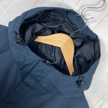 The North Face Scoop Jacket, Men's Size Medium, Navy. This nylon hardshell jacket is a perfect outerwear piece. (z00054902)